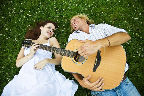 Stock fotó: Boldog · kaukázusi · pár · játszik · gitár · park