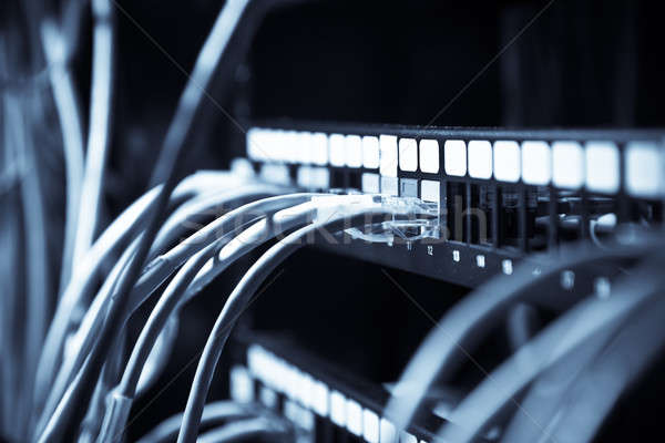Reţea conexiune shot cabluri data center albastru Imagine de stoc © aremafoto