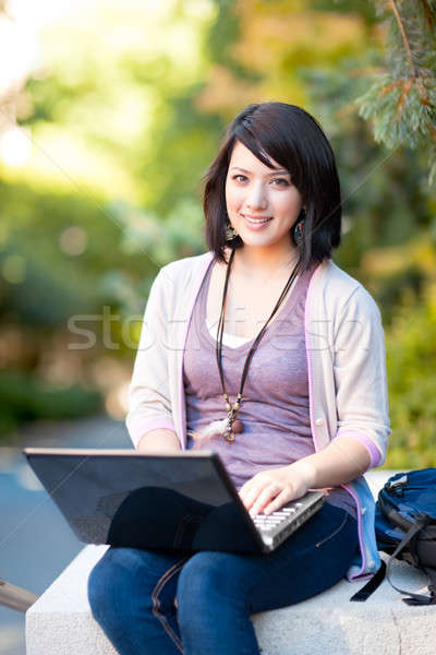 [[stock_photo]]: Métis · portable · travail · campus · fille