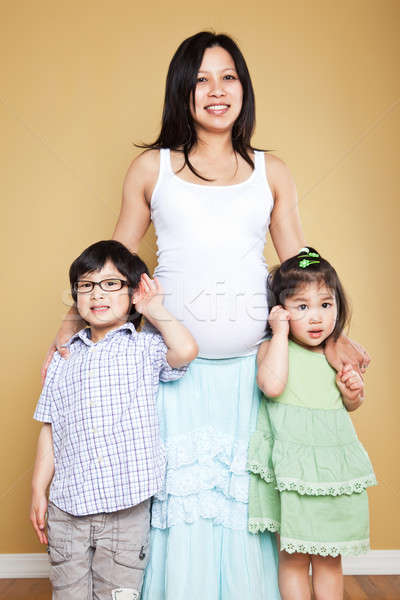 Terhes ázsiai anya gyerekek lövés kettő Stock fotó © aremafoto