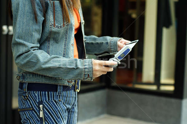 Compras mujer llamando tarjeta de crédito empresa mujeres Foto stock © aremafoto