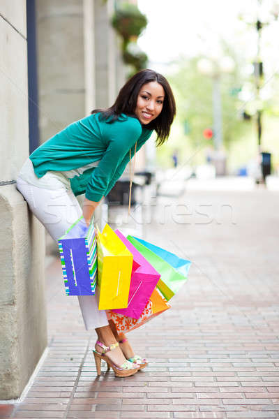 Afroamerikai nő vásárlás hordoz bevásárlótáskák szabadtér boldog Stock fotó © aremafoto