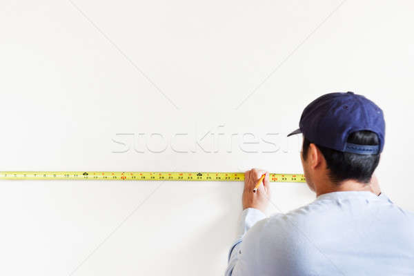 Lakásfelújítás lövés férfi mérés szalag ház Stock fotó © aremafoto