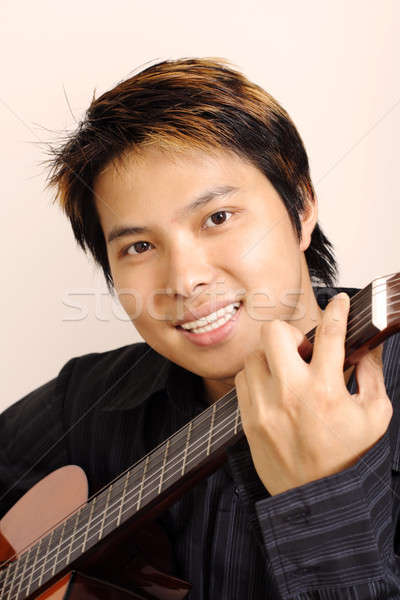 Guitarrista homem bonito guitarra homem feliz Foto stock © aremafoto