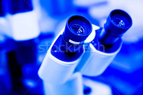 Microscópio tiro azul raso médico tecnologia Foto stock © aremafoto