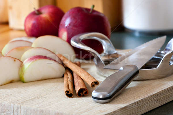 [[stock_photo]]: Pomme · tranches · cannelle · up · planche · à · découper