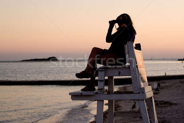 Badmeester verrekijker silhouet vrouw naar strand Stockfoto © ArenaCreative