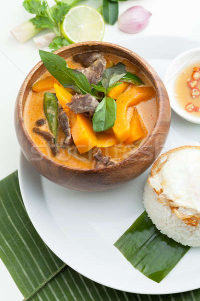 Tailandez dovleac roşu curry carne de vită busuioc Imagine de stoc © arenacreative
