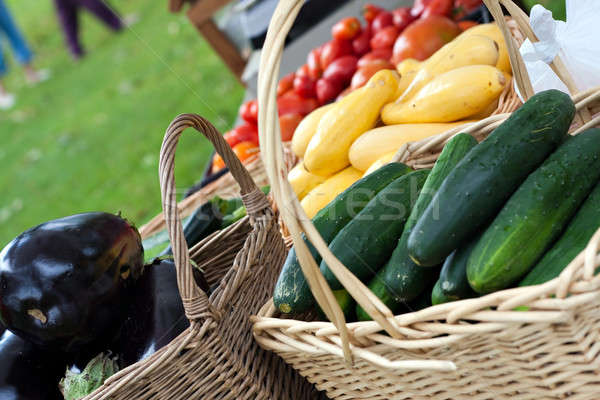 Proaspăt organic agricultorii piaţă legume tabel Imagine de stoc © ArenaCreative