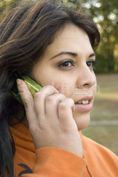 Beszél mobiltelefon gyönyörű fiatal nő leszármazás nő Stock fotó © ArenaCreative