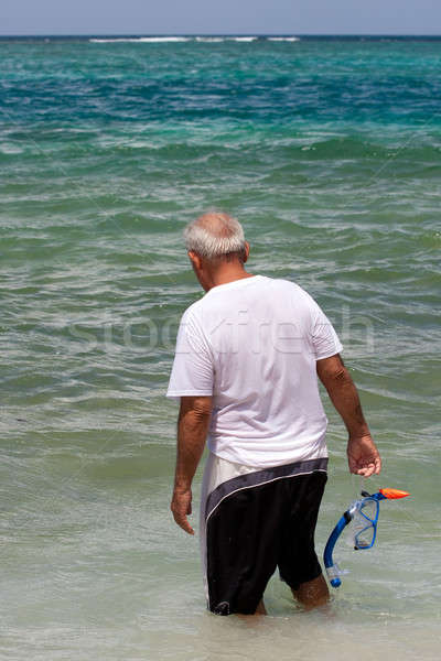 Senior snorkeling tropikalnych starszych człowiek Zdjęcia stock © ArenaCreative