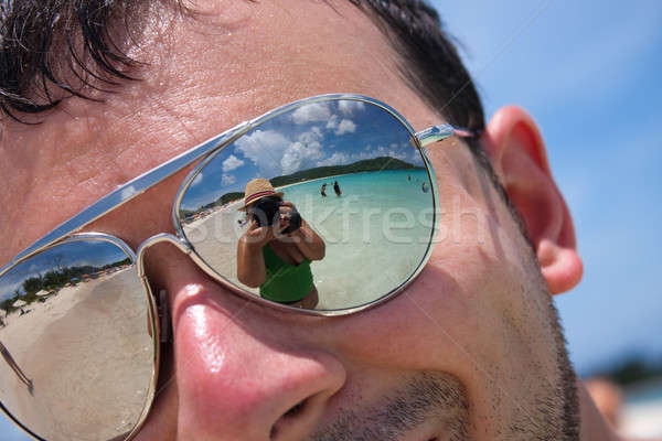 Plage tropicale vacances homme réfléchissant Photo stock © ArenaCreative