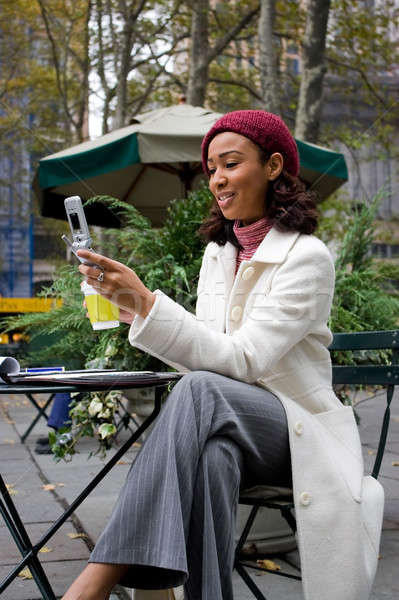 Foto stock: Mujer · de · negocios · ciudad · atractivo · teléfono · celular · web