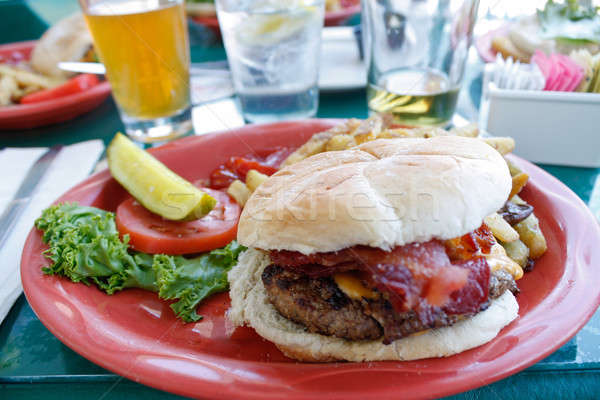 Foto d'archivio: Cheeseburger · burger · formaggio · funghi · taglio