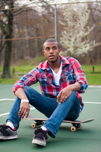 Skateboarding vent jonge man opknoping uit Stockfoto © ArenaCreative