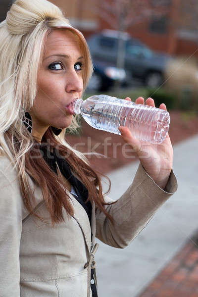 Vrouw drinkwater jonge blond vrouwelijke drinken Stockfoto © ArenaCreative