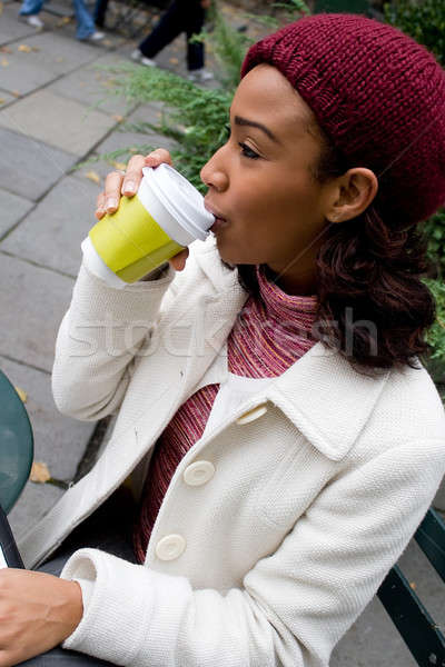 Mulher potável café jovem mulher de negócios sorvo Foto stock © ArenaCreative