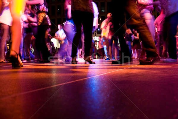 Ringul de dans scazut shot oameni Dansuri colorat Imagine de stoc © ArenaCreative