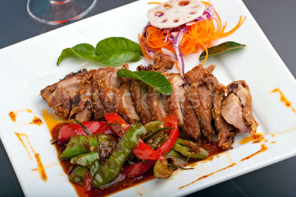 Tailandez Chile busuioc raţă proaspăt fel de mâncare Imagine de stoc © ArenaCreative