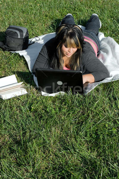 девушки ноутбука молодые студент используя ноутбук компьютер Сток-фото © ArenaCreative