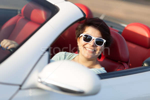 Frau fahren Porträt lächelnde Frau tragen Sonnenbrillen Stock foto © arenacreative