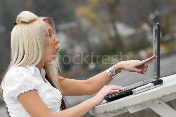 Mulher belo jovem mulher loira pontos Foto stock © ArenaCreative