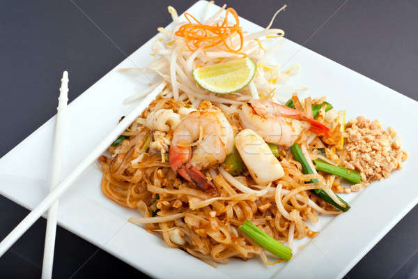 Mariscos tailandés frito arroz plato Foto stock © ArenaCreative