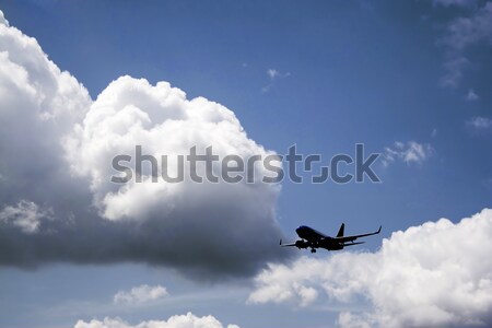 Flugzeug Silhouette kommerziellen Flugzeug blauer Himmel Abstieg Stock foto © ArenaCreative