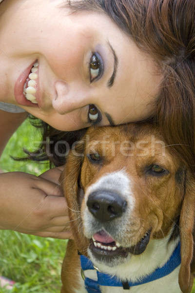 Cel mai bun prieteni destul de fată prezinta câine de vânătoare Imagine de stoc © ArenaCreative