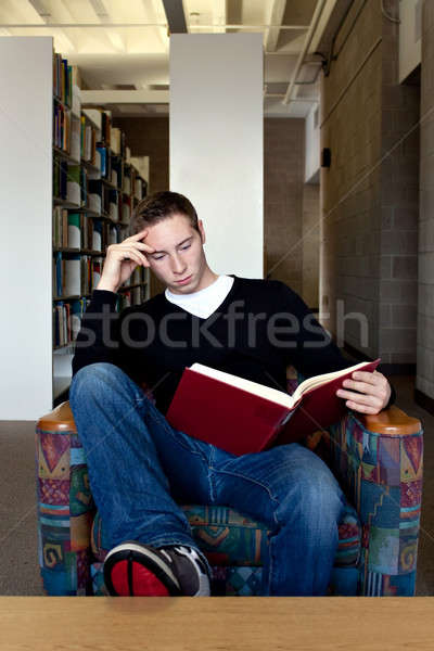 Foto stock: Leitura · biblioteca · jovem · faculdade · homem