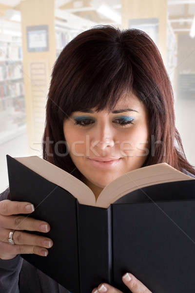 Nő olvas könyv fekete keményfedeles könyvtár Stock fotó © ArenaCreative