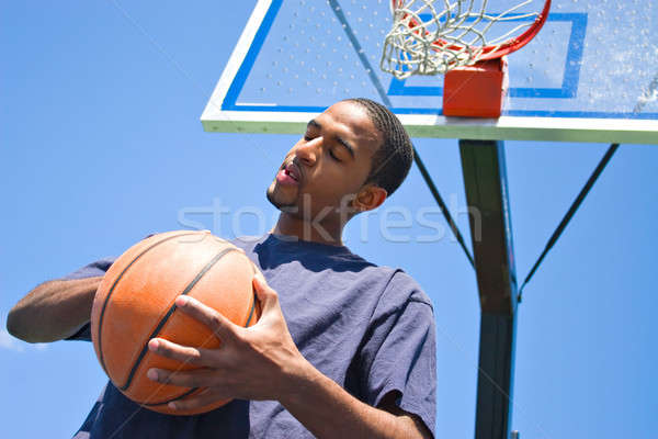 Stockfoto: Afro-amerikaanse · man · poseren · basketbal · sport