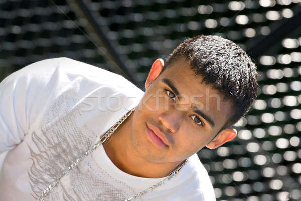 Stedelijke jonge man permanente keten hek stad Stockfoto © ArenaCreative