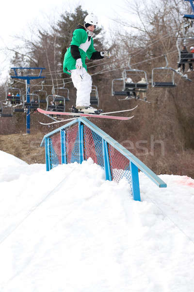 Estilo libre esquí jóvenes esquiador abajo rail Foto stock © ArenaCreative