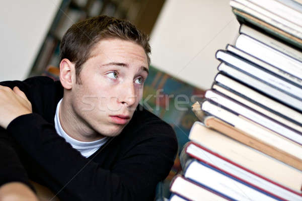Stockfoto: Bezorgd · student · naar · boeken · omhoog