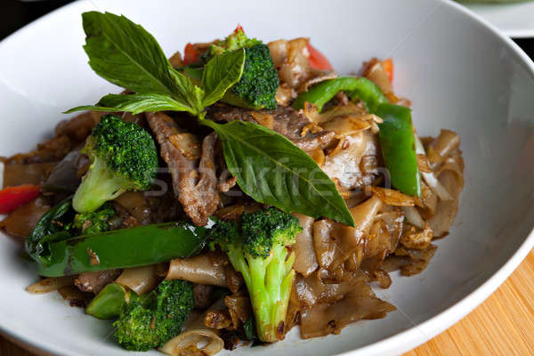 Részeg tészta marhahús thai edény közelkép Stock fotó © arenacreative
