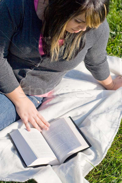 Vrouw lezing jonge vrouw haren boek huiswerk Stockfoto © ArenaCreative