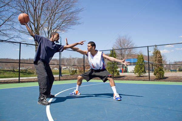 Mannen spelen basketbal jonge tegenstander Stockfoto © ArenaCreative