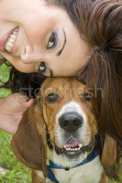 Cel mai bun prieteni destul de fată prezinta câine de vânătoare Imagine de stoc © ArenaCreative