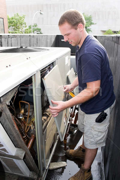 Heizung Klimaanlage Techniker arbeiten groß kommerziellen Stock foto © ArenaCreative