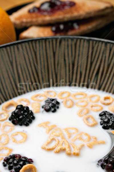 Foto stock: Feliz · día · cereales · para · el · desayuno · palabras · fuera · carta