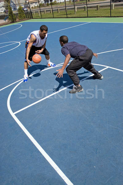 Mannen spelen basketbal jonge tegenstander Stockfoto © ArenaCreative