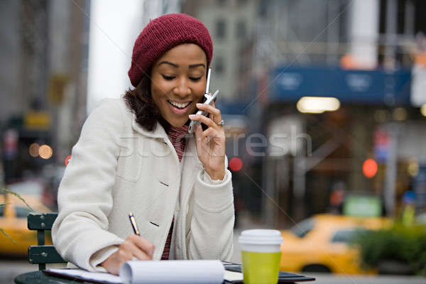 üzletasszony város vonzó beszél mobiltelefon ülő Stock fotó © ArenaCreative
