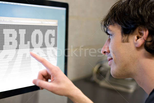 Internet blog jóvenes principal senalando pantalla del ordenador Foto stock © ArenaCreative