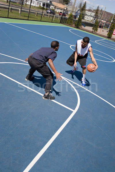 Jongens spelen basketbal jonge tegenstander Stockfoto © ArenaCreative