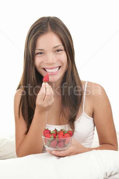 [[stock_photo]]: Femme · manger · fraises · fraise · lit · blanche