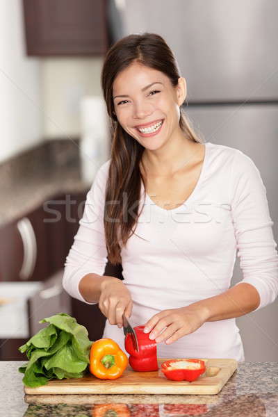 Foto d'archivio: Insalata · donna · cucina · sorridere