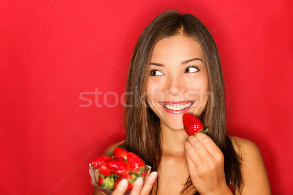 Foto d'archivio: Ragazza · mangiare · fragole · sorridere · felice · guardando