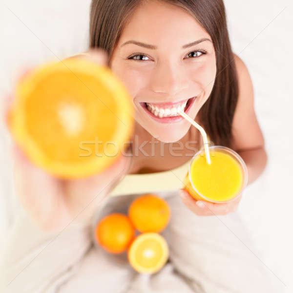 Suco de laranja potável mulher sorridente laranjas Foto stock © Ariwasabi