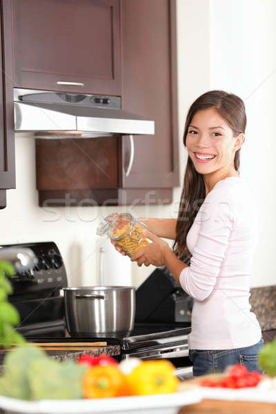 Сток-фото: женщину · кухне · продовольствие · счастливым · улыбаясь